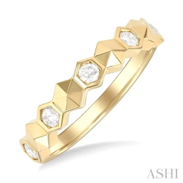 1/4 ctw Hexagon Shape Link Round Cut Diamond Fashion Ring in 14K Yellow Gold