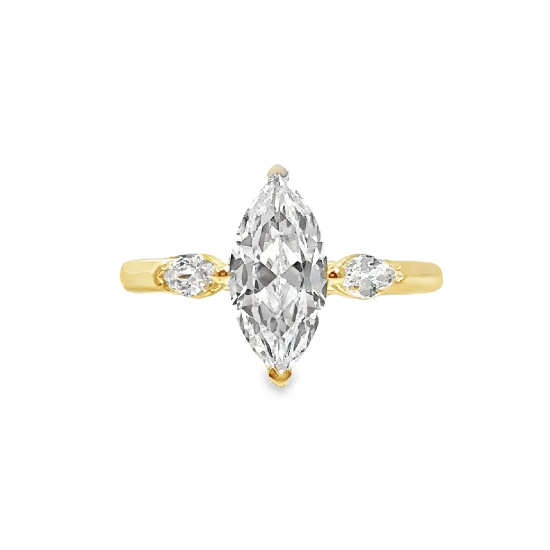 Padis Classique Three Stone Engagement Ring