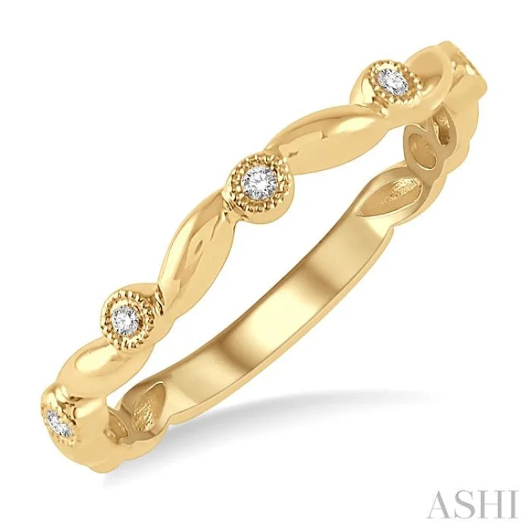 1/20 ctw Curvy Leaf and Circular Mount Round Cut Diamond Stackable Fashion Band in 14K Yellow Gold