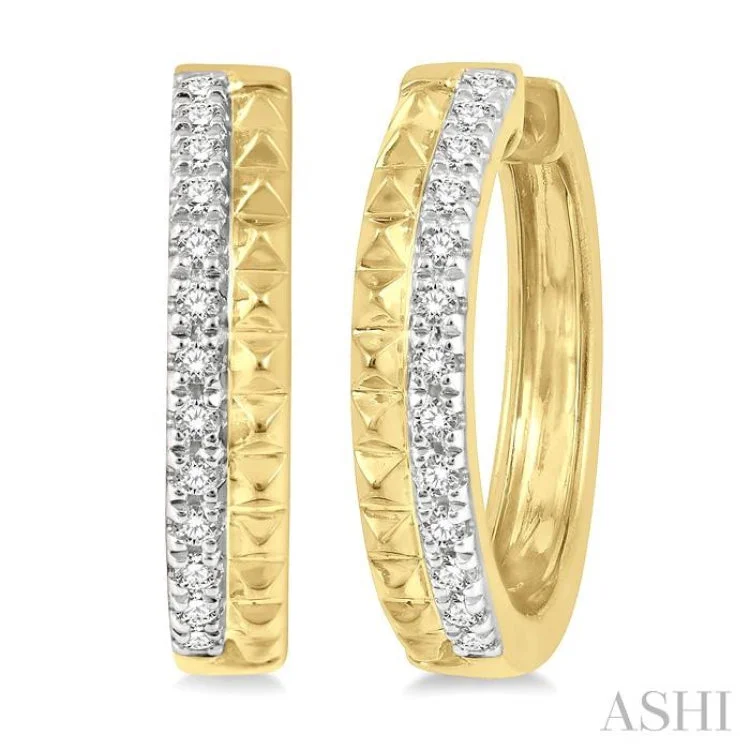 1/10 ctw Pyramid Round Cut Diamond Huggie Earrings in 10K Yellow Gold