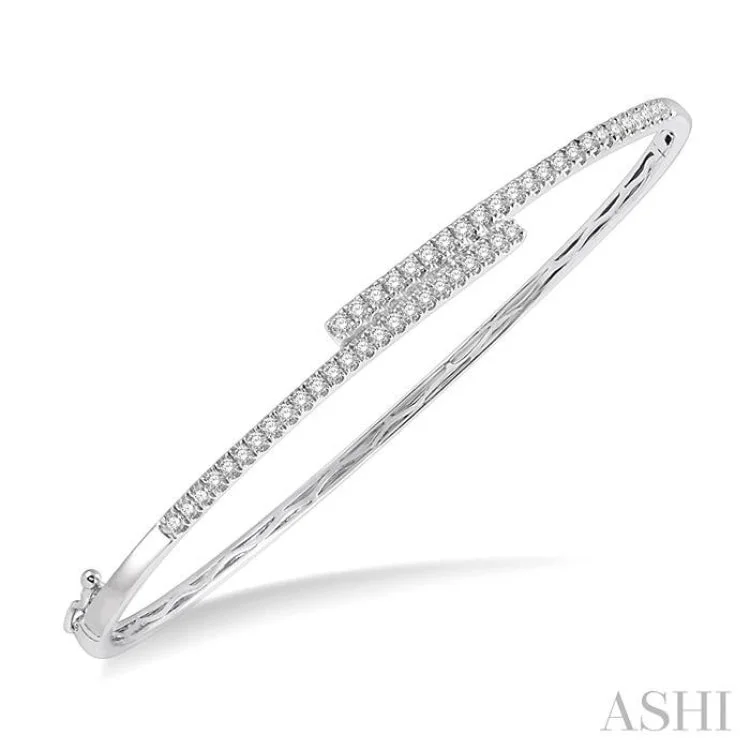 3/4 Ctw Intercrossing Round Cut Diamond Bangle in 14K White Gold